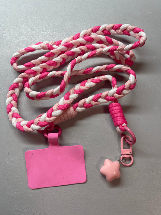 Cordón diseño trenzado teléfono con charms de corazón